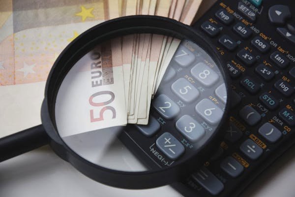 Comparer les taux de change des banques : le guide essentiel 2025